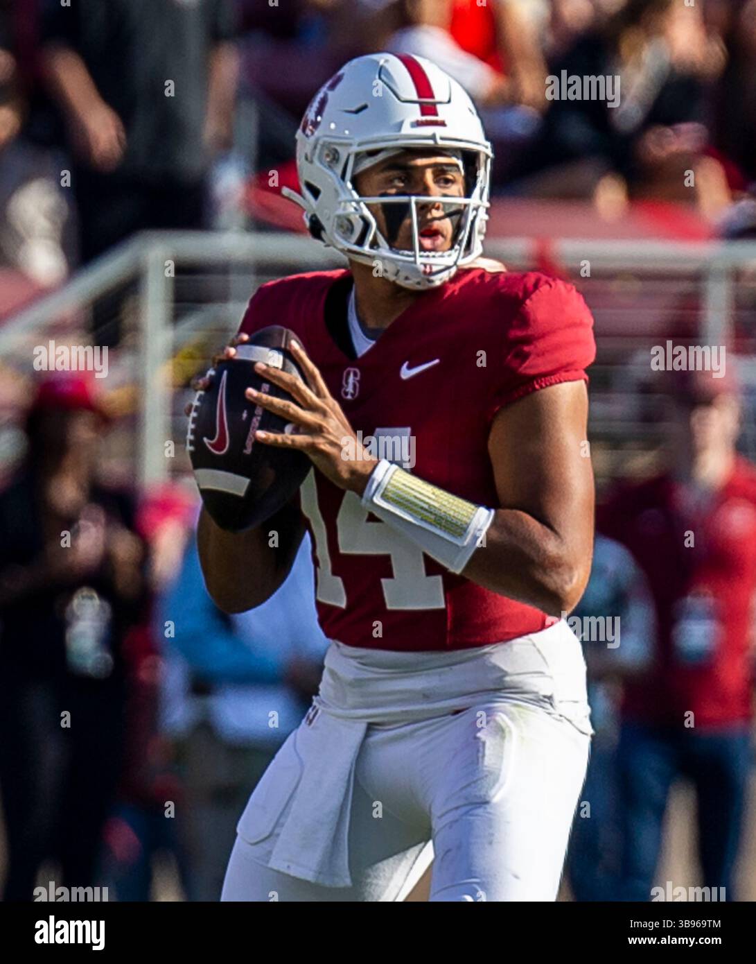 23. September 2023 Palo Alto, CA USA Stanford Quarterback Ashton Daniels (14) sucht während des NCAA Football-Spiels zwischen den Arizona Wildcats und dem Stanford Cardinal nach dem Tiefpass. Arizona besiegt Stanford 21-20 im Stanford Stadium Palo Alto, CA Thurman James / CSM (Foto: © Thurman James/CSM via ZUMA Press Wire) Stockfoto