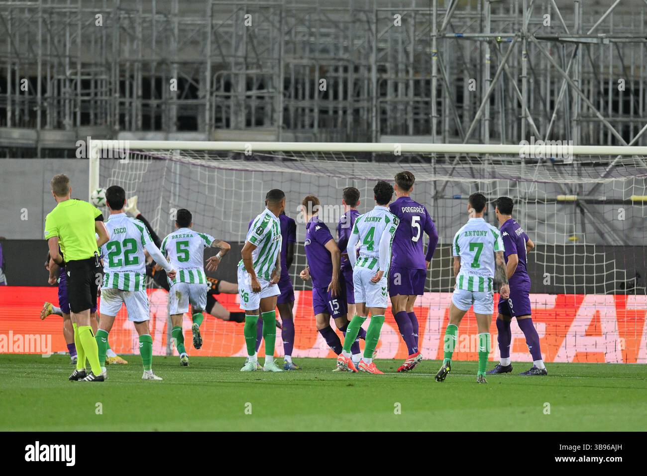 Artemio Franchi Stadium, Florenz, Italien. Mai 2025. Conference League, Halbfinale, Second Leg Football; Fiorentina gegen Real Betis; Antony erzielt das Tor für 0-1 in der 30. Minute Credit: Action Plus Sports/Alamy Live News Stockfoto