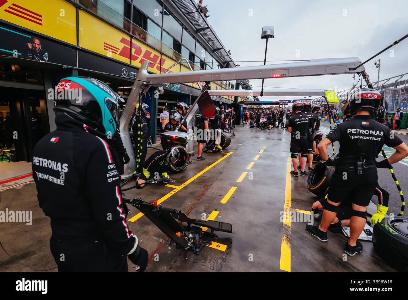 31. März 2023, Melbourne, Victoria, Australien: MELBOURNE, AUSTRALIEN – MÄRZ 31: Mercedes-AMG PETRONAS Formel-1-Team beim Grand Prix von Australien 2023 am 31. März 2023 (Bild: © Chris Putnam/ZUMA Press Wire) Stockfoto