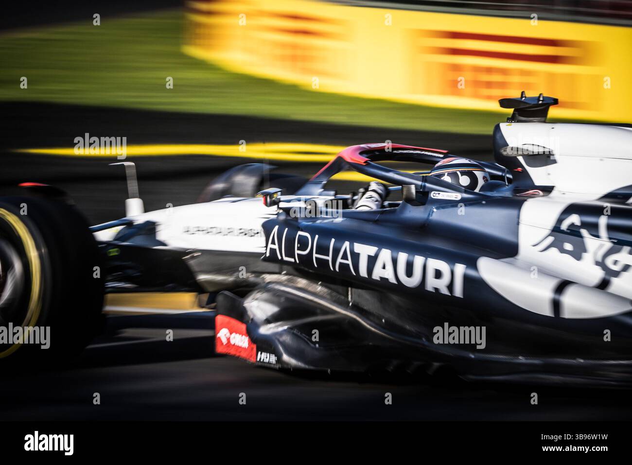 April 2023, Melbourne, Victoria, Australien: MELBOURNE, AUSTRALIEN - 2. APRIL: Nyck de Vries aus den Niederlanden fährt am Renntag während des Großen Preises von Australien 2023 am Albert Park am 2. April 2023 in Melbourne, Australien, die Scuderia AlphaTauri AT04. (Bild: © Chris Putnam/ZUMA Press Wire) Stockfoto