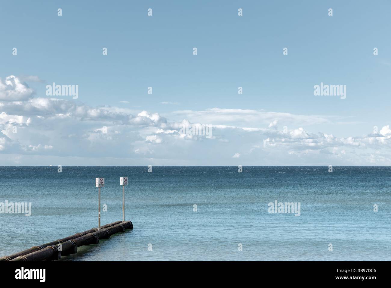 Minimale Meereslandschaft in Manly Beach, Australien, ohne Badeschilder an einer Pipeline, Manly Beach Küste unter weichem Tageslicht mit ruhigem Wasser Stockfoto