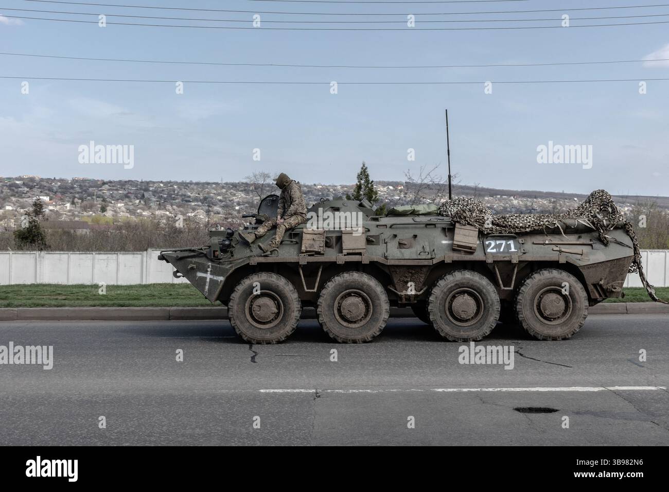 9. April 2023, Paris, Paris, Frankreich: BTR-80 kehrt von der Front der Bakhmout-Straße zurück. (Bild: © Sadak Souici/ZUMA Press Wire) Stockfoto