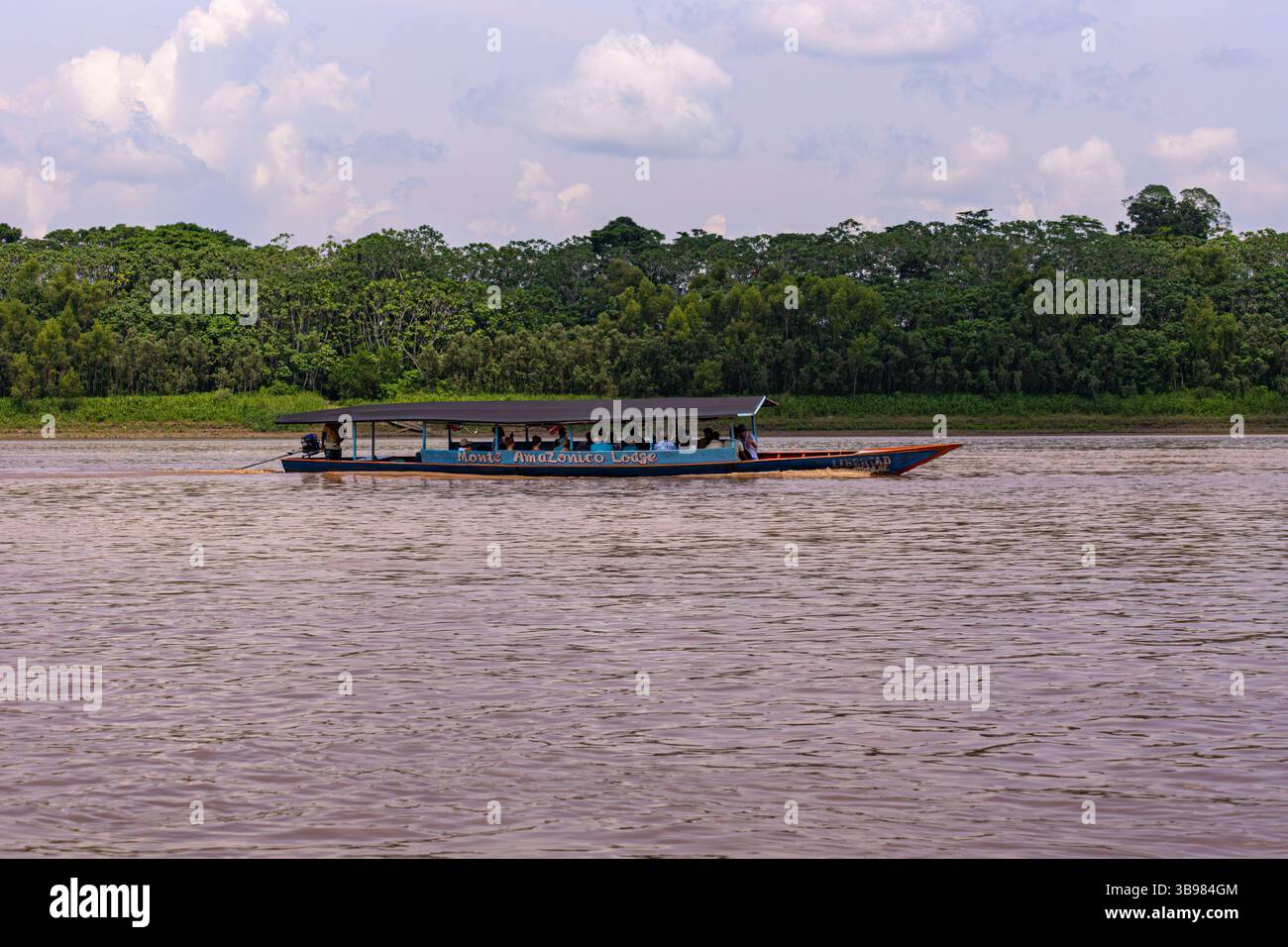 Bootstour entlang des Flusses Madre de Dios im peruanischen Amazonas-Regenwald Stockfoto