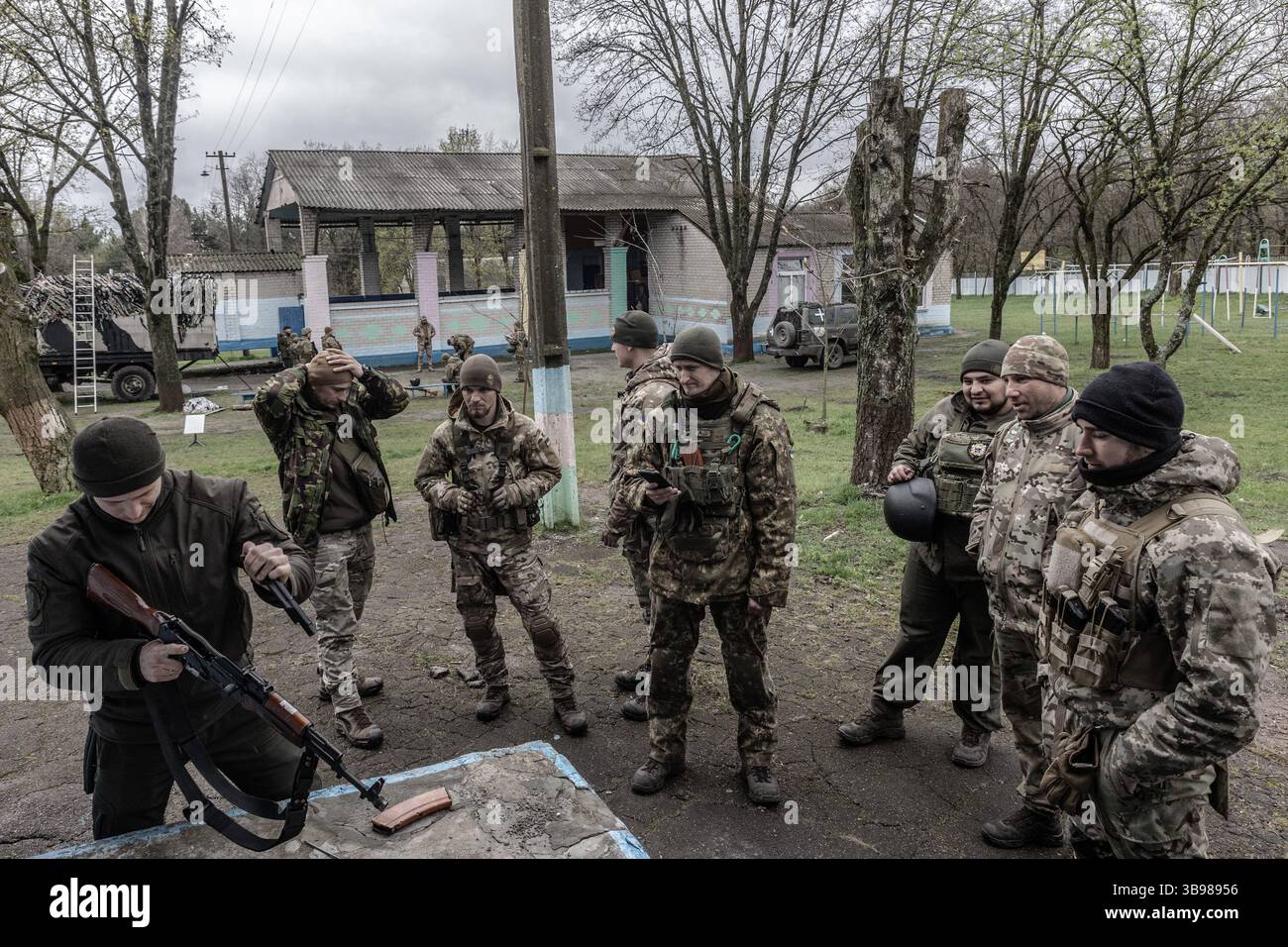 12. April 2023: Neue Rekruten beobachten den Ausbilder beim Demontagekurs für Sturmgewehre. (Bild: © Sadak Souici/ZUMA Press Wire) Stockfoto