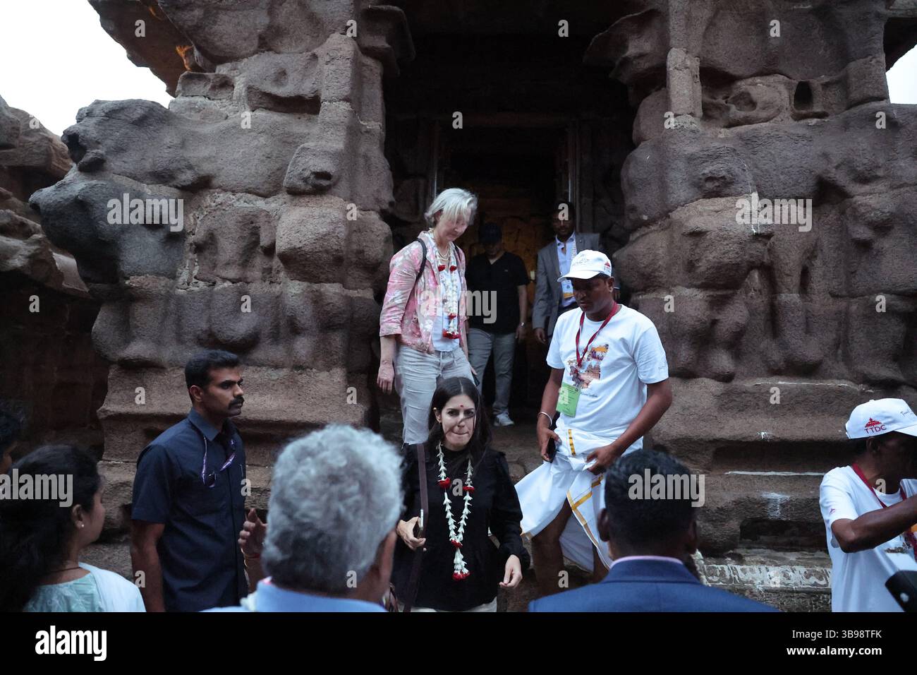 1. Februar 2023, New Delhi, Tamil Nadu, Indien: Die erste Phase des G20-Gipfels 2023, der am 1. Februar 2023 in Chennai, Indien, stattfand. â œThe Rolle der digitalen Technologien in Educationâ€.nach dem Gipfel wurden die Delikatessen nach Mamallapuram gebracht - um das Wunder der worldâ zu besuchen fünf Tempel fünf Rathas, Butterball und Landtempel. Es ist bekannt für seine Tempel und Denkmäler, die von der Pallava-Dynastie im 7. Und 8. Jahrhundert erbaut wurden. Der Ufertempel umfasst 3 reich verzierte Granitschreine. Krishnaâ Butterball ist ein massiver Felsblock, der auf einem kleinen Hügel in der Nähe des Ganesha Ratha Steintempels ausgeglichen ist Stockfoto