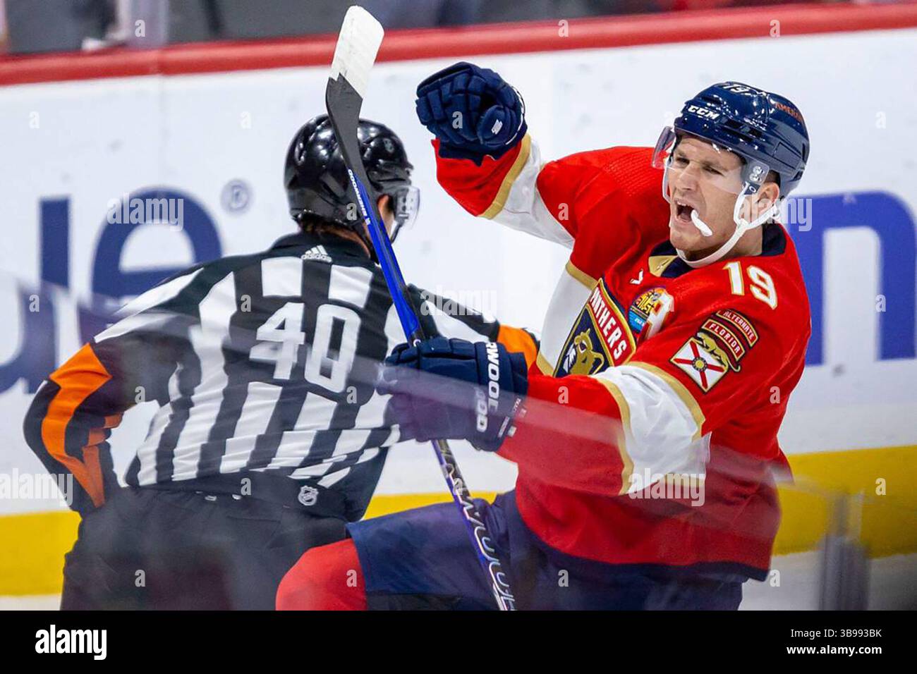 2. Februar 2023: Matthew Tkachuk (19) der Florida Panthers feiert, nachdem er am 21. Oktober 2022 in Sunrise, Florida, gegen die Tampa Bay Lightning in der FLA Live Arena geschossen hat. (Foto: © Daniel A. Varela/Miami Herald via ZUMA Press Wire) Stockfoto