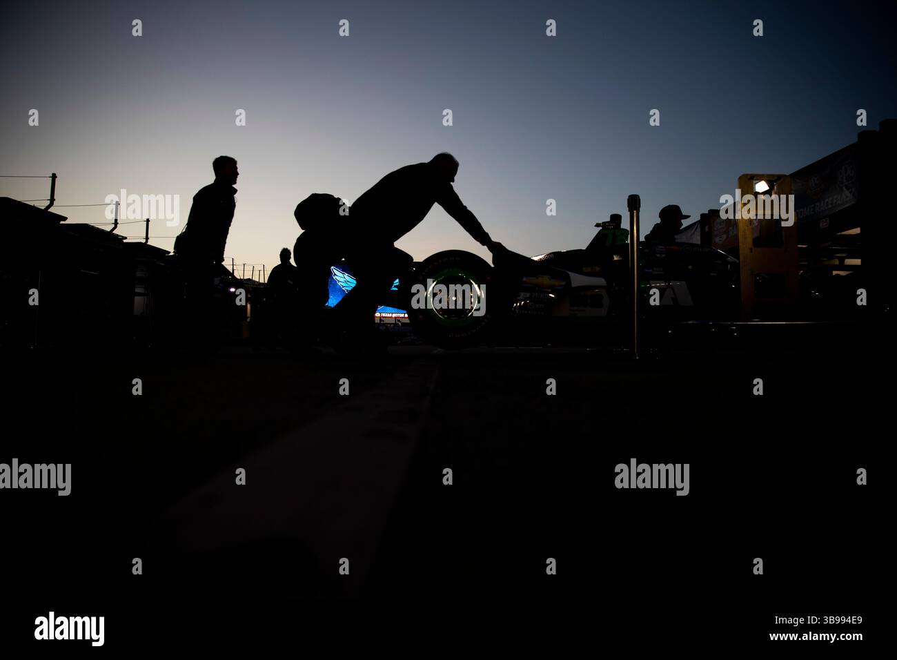 1. April 2023: Fort Worth, TX, USA: Crew-Mitglieder von Juncos Hollinger Racing bereiten ihren Rennwagen für die PPG 375 in Fort Worth, TX, USA vor. (Bild: © Colin Mayr Grindstone Media Grou/CSM via ZUMA Press Wire) Stockfoto