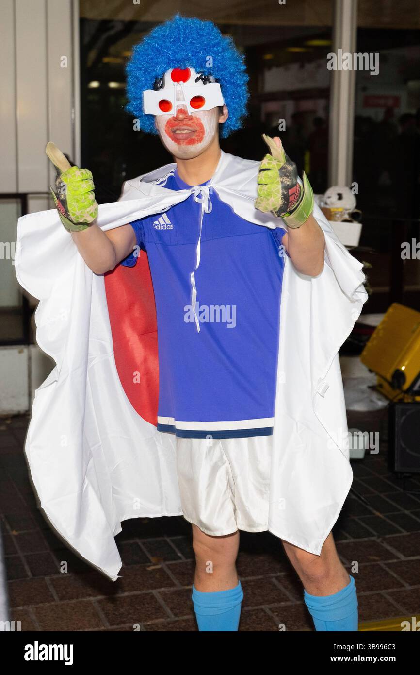 27. November 2022, Tokio, Japan: Japanische Fußballfans reagieren auf die Niederlage der japanischen Fußballnationalmannschaft beim Shibuya Scramble in Tokio, nachdem Costa Rica Japan in einem Gruppenspiel der Katar-Weltmeisterschaft 2022 mit 1:0 besiegt hatte. Costa Rica und Japan sind jetzt auf Punkte gesetzt, aber Japan liegt vor dem Tor Differential und wetteift um einen Platz, um eine harte Gruppe E zu überleben und in die Achtelfinale aufzusteigen... Fußball, Fußball, FIFA-Weltmeisterschaft, japanische Fußballnationalmannschaft, Samurai Blue, Tokio. (Bild: © Taidgh Barron/ZUMA Press Wire) Stockfoto