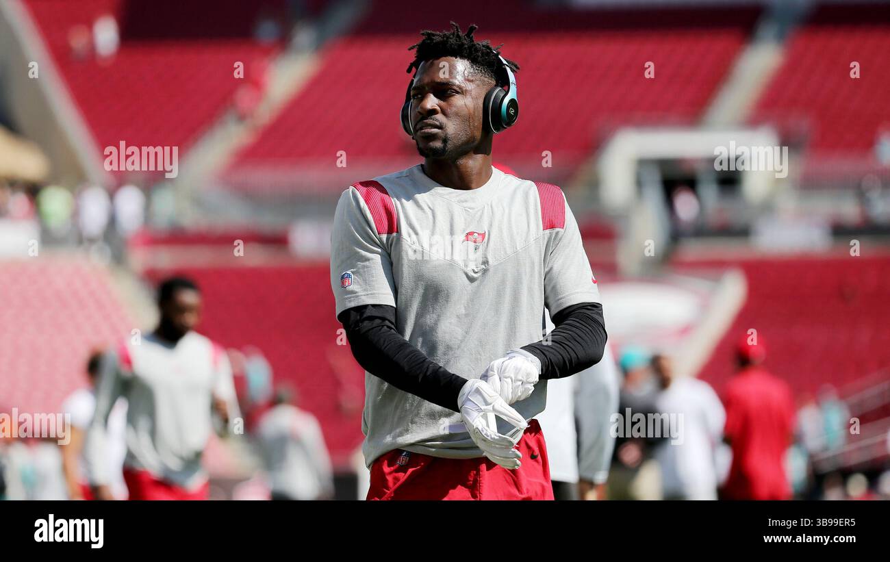 21. Dezember 2022: Antonio Brown (81) handelte sich vor dem Start des Spiels zwischen den Tampa Bay Buccaneers und den Miami Dolphins am Sonntag, den 10. Oktober 2021, im Raymond James Stadium in Tampa, Florida. Die Staatsanwälte von Hillsborough haben beschlossen, kein Verbrechen gegen Brown zu verfolgen. (Foto: © Douglas Clifford/Tampa Bay Times via ZUMA Press Wire) Stockfoto