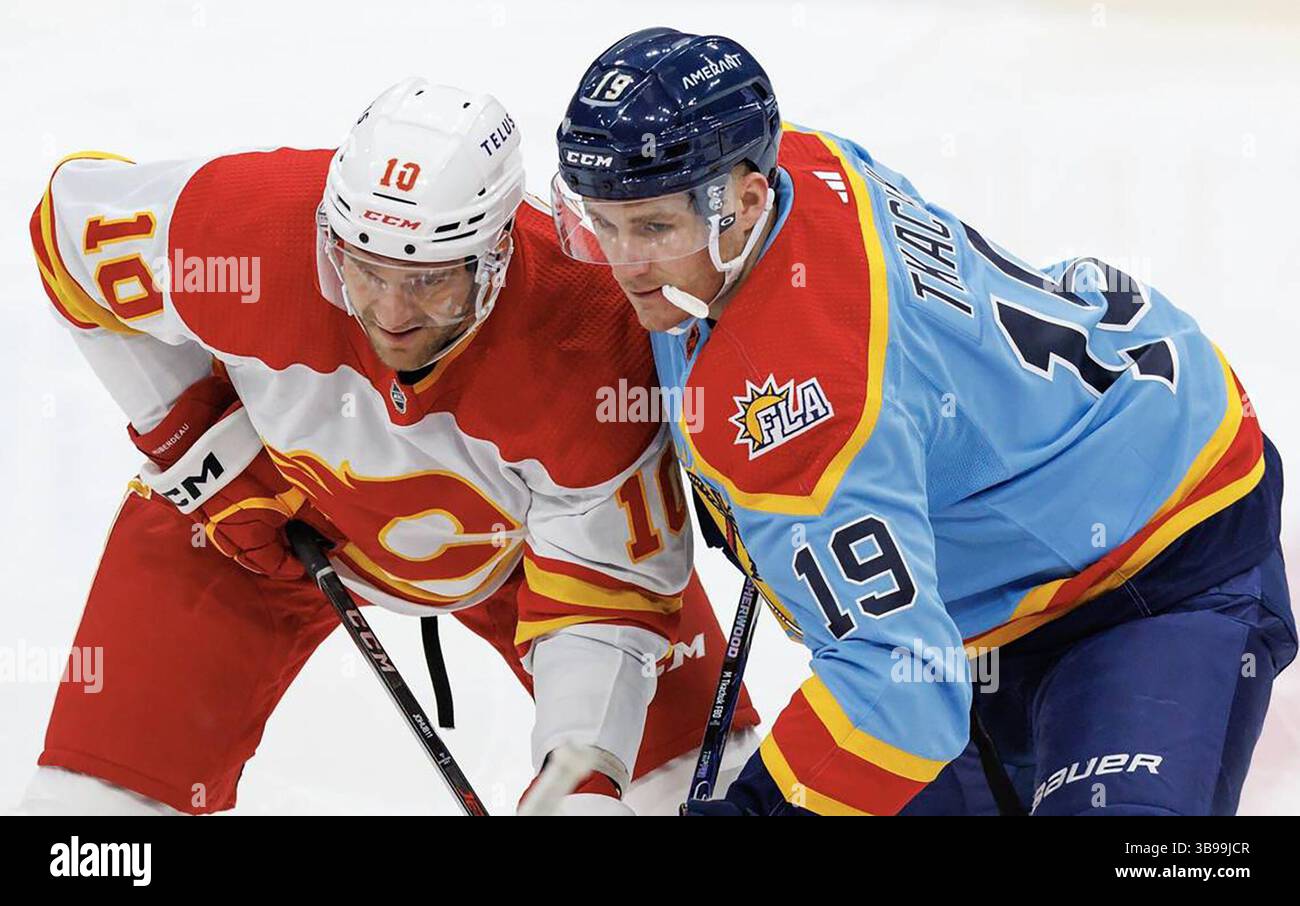 27. Dezember 2022: Jonathan Huberdeau (10) der Calgary Flames und Matthew Tkachuk (19) der Florida Panthers versuchen am 19. November 2022 in Sunrise, Florida, eine Position zu finden. (Foto: © David Santiago/Miami Herald via ZUMA Press Wire) Stockfoto