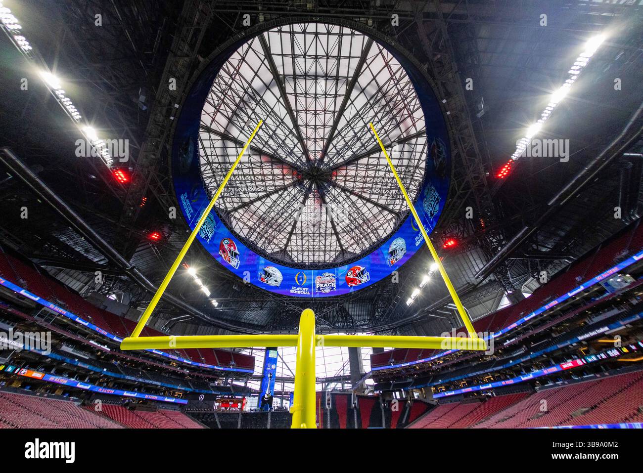 31. Dezember 2022: Überblick über die Decke des Chick-Fil-A Peach Bowl 2022 zwischen den Georgia Bulldogs und den Ohio State Buckeyes im Mercedes-Benz Stadium in Atlanta, GA. (Scott Kinser/CSM) (Bild: © Scott Kinser/CSM via ZUMA Press Wire) Stockfoto