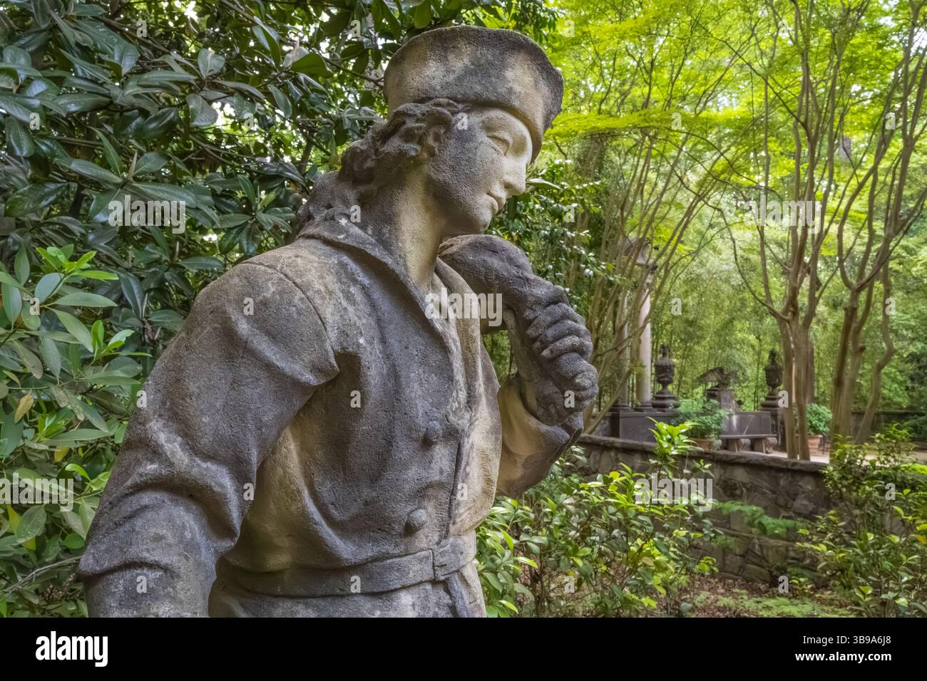 Gartenskulptur in den Swan House Gardens im Atlanta History Center in Buckhead, Atlanta, Georgia. (USA) Stockfoto