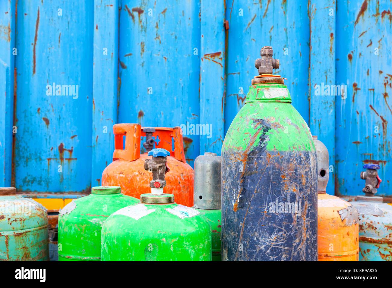 Ein Haufen alter gebrauchter Gasflaschen kleiner Größe. Metallschrott aus Gasflaschen. Stockfoto