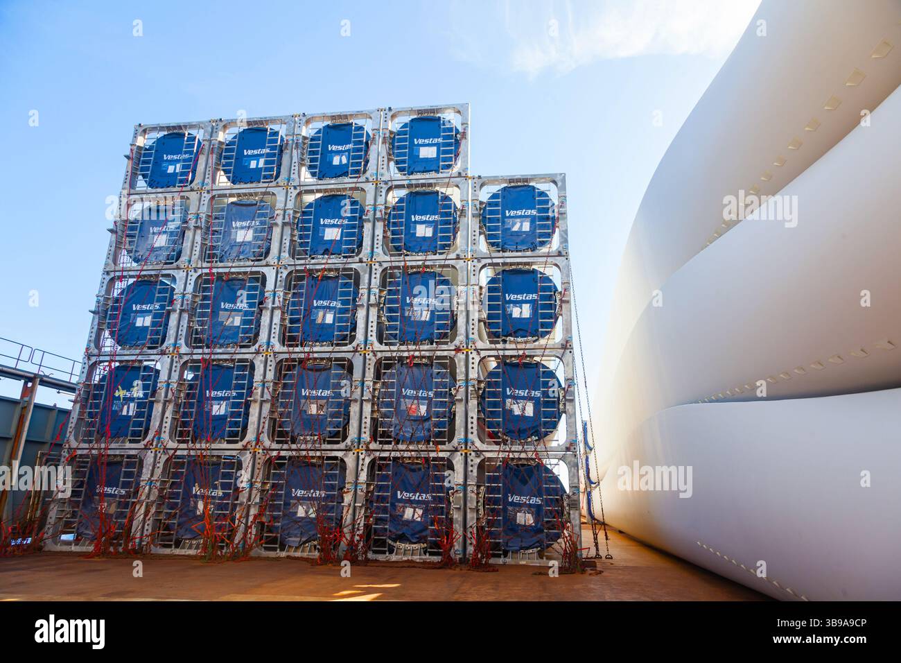 Verladung im Seehafen Rumäniens durch die Rotorblätter der Windmühlen von Vestas pro Frachtschiff. Stockfoto