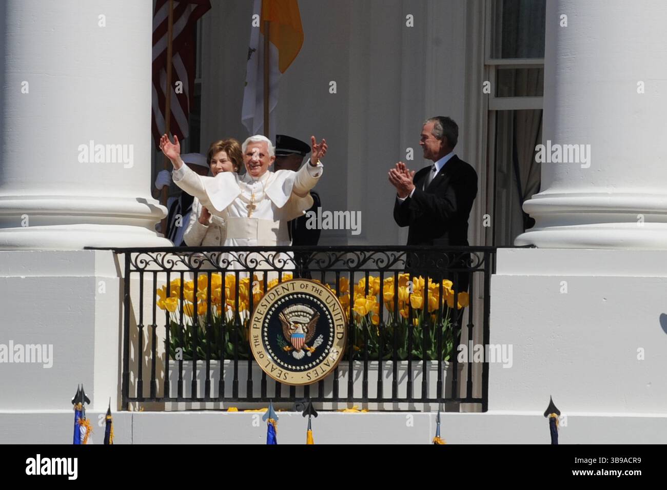 16. April 2008: 16/08 das Weiße Haus Washington D.C. Präsident George W Bush begrüßt Papst Benedikt XVI. Im Weißen Haus....Foto: Christy Bowe ImageCatcher News (Foto: © Christy Bowe/ZUMA Press Wire) Stockfoto