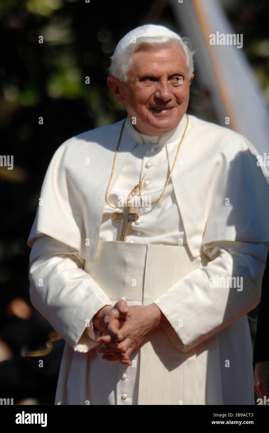 16. April 2008: 16/08 das Weiße Haus Washington D.C. Präsident George W Bush begrüßt Papst Benedikt XVI. Im Weißen Haus....Foto: Christy Bowe ImageCatcher News (Foto: © Christy Bowe/ZUMA Press Wire) Stockfoto