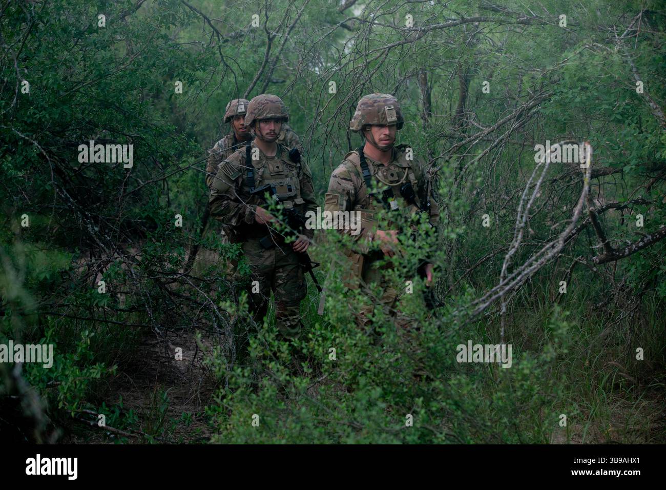 Soldaten der South Carolina Army National Guard, die der 132nd Military Police Company, 90th Sustainment Brigade, der Task Force Tough Hombres zugewiesen wurden, führen Fußpatrouillen entlang der südlichen Grenze in der Nähe von Rio Grande City, Texas, am 6. Mai 2025 durch. Ihre Präsenz unterstützt die Mission 2025 an der südlichen Grenze, indem sie zur Sicherheit der Gebiete und zum Lagebewusstsein beiträgt. Unter der Leitung des U.S. Northern Command bündelt die Joint Task Force–Southern Border die Bemühungen, die südliche Grenze zu besiegeln und illegale Aktivitäten abzuwehren, und ist für umfassende, agile und domänenübergreifende Operationen verantwortlich, die eine effektivere an ermöglichen Stockfoto