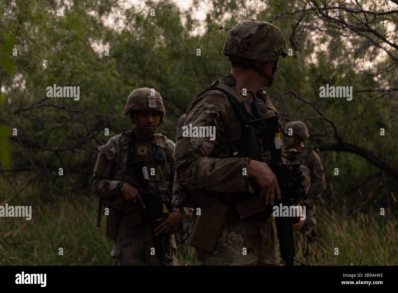 Soldaten der South Carolina Army National Guard, die der 132nd Military Police Company, 90th Sustainment Brigade, der Task Force Tough Hombres zugewiesen wurden, führen Fußpatrouillen entlang der südlichen Grenze in der Nähe von Rio Grande City, Texas, am 6. Mai 2025 durch. Ihre Präsenz unterstützt die Mission 2025 an der südlichen Grenze, indem sie zur Sicherheit der Gebiete und zum Lagebewusstsein beiträgt. Unter der Leitung des U.S. Northern Command bündelt die Joint Task Force–Southern Border die Bemühungen, die südliche Grenze zu besiegeln und illegale Aktivitäten abzuwehren, und ist für umfassende, agile und domänenübergreifende Operationen verantwortlich, die eine effektivere an ermöglichen Stockfoto