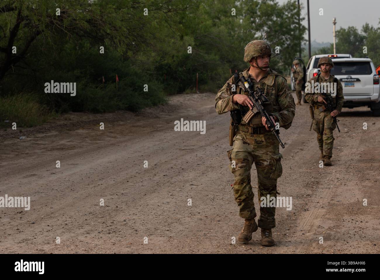 Soldaten der South Carolina Army National Guard, die der 132nd Military Police Company, 90th Sustainment Brigade, Task Force Tough Hombres zugewiesen wurden, führen Fußpatrouillen entlang der südlichen Grenze in der Nähe von Rio Grande City, Texas, am 6. Mai 2025 durch. Ihre Präsenz unterstützt die Mission 2025 an der südlichen Grenze, indem sie zur Sicherheit der Gebiete und zum Lagebewusstsein beiträgt. Unter der Leitung des U.S. Northern Command bündelt die Joint Task Force–Southern Border die Bemühungen, die südliche Grenze zu sichern und illegale Aktivitäten abzuschrecken, und ist für umfassende, agile, bereichsübergreifende Operationen verantwortlich, die effektiver und effizienter sind Stockfoto