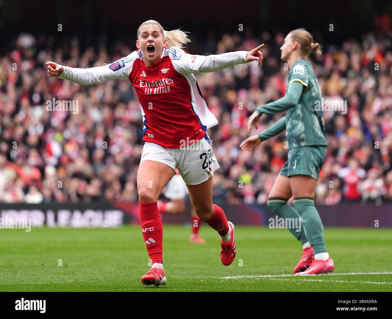 Aktenfoto vom 16.02.2025 von Arsenals Alessia Russo feiert das erste Tor der Mannschaft. Nachdem Russos erster WSL-Schlag der Saison gegen den ehemaligen Verein Manchester United im November einen langsamen Start in den Wahlkampf erlitten hatte, begann er einen Torfluß. Ausgabedatum: Freitag, 9. Mai 2025. Stockfoto