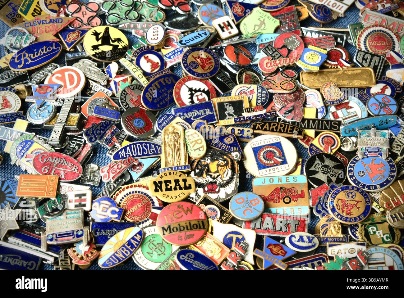Vintage-Sammlung von Emailstiftschildern für Nutzfahrzeuge, aufgenommen in Hereford im Mai 2025 Stockfoto