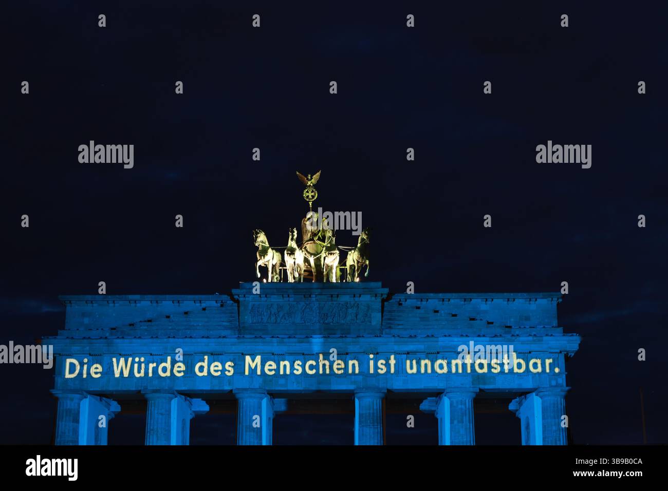 05.08.2025, Berlin, Deutschland,Berlin: Beleuchtung des Brandenburger Tors am 8. Mai: „Die Würde des Menschen ist unantastbar“ Sven Struck/Alamy Live News Stockfoto