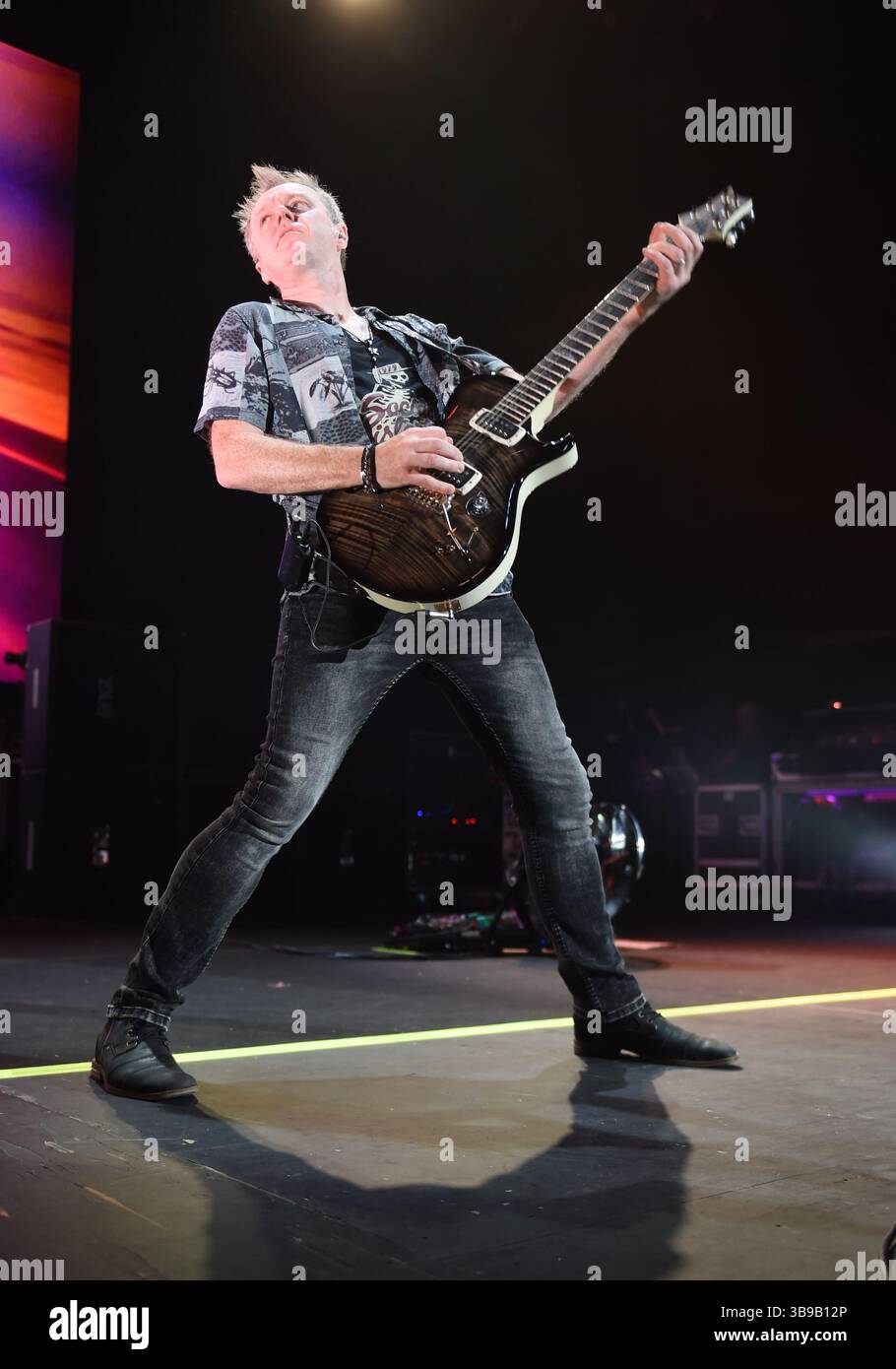 17. August 2024: Gitarrist SIMON MCBRIDE von Deep Purple tritt am 17. August 2024 im Cynthia Woods Mitchell Pavilion in den Woodlands, Texas auf. (Kreditbild: © Tom Walko/ZUMA Press Wire) NUR REDAKTIONELLE VERWENDUNG! Nicht für kommerzielle ZWECKE! Stockfoto