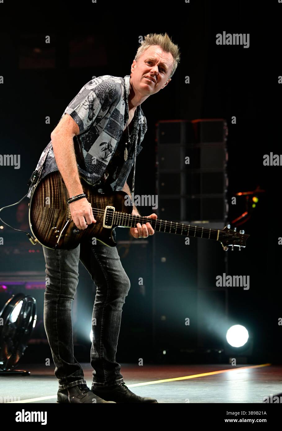 17. August 2024: Gitarrist SIMON MCBRIDE von Deep Purple tritt am 17. August 2024 im Cynthia Woods Mitchell Pavilion in den Woodlands, Texas auf. (Kreditbild: © Tom Walko/ZUMA Press Wire) NUR REDAKTIONELLE VERWENDUNG! Nicht für kommerzielle ZWECKE! Stockfoto