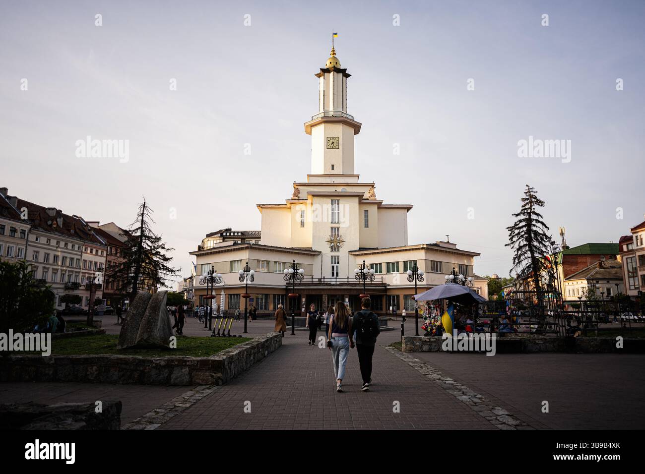 Iwano-Frankiwsk, Ukraine - 29. April 2025: Ratusha, Iwano-Frankiwsk. Ein ruhiger Blick auf die Innenstadt mit einem zentralen historischen Gebäude und entspannter Umgebung Stockfoto