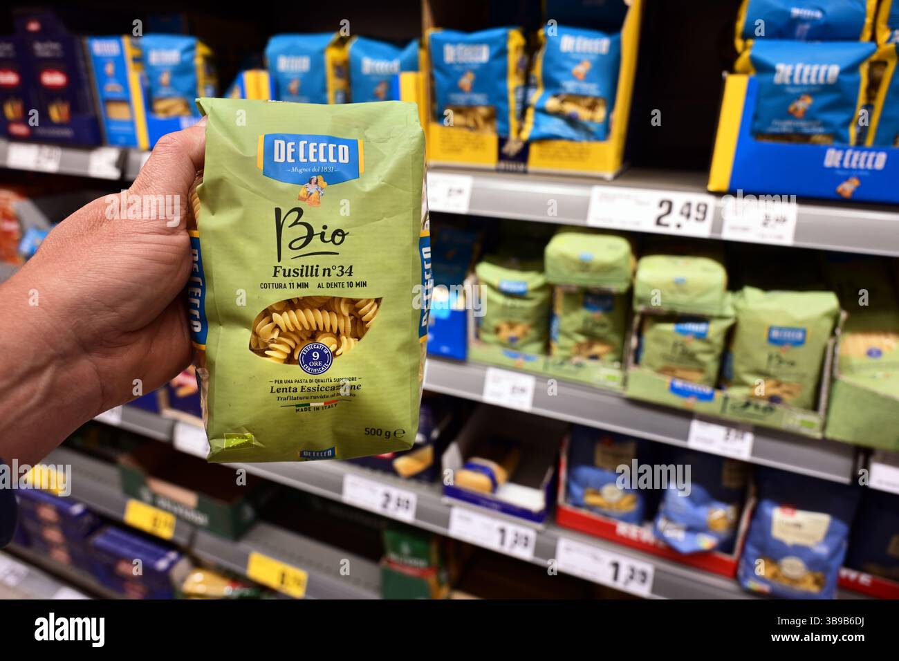 Bio-Pasta von de Cecco in einem Supermarkt Stockfoto
