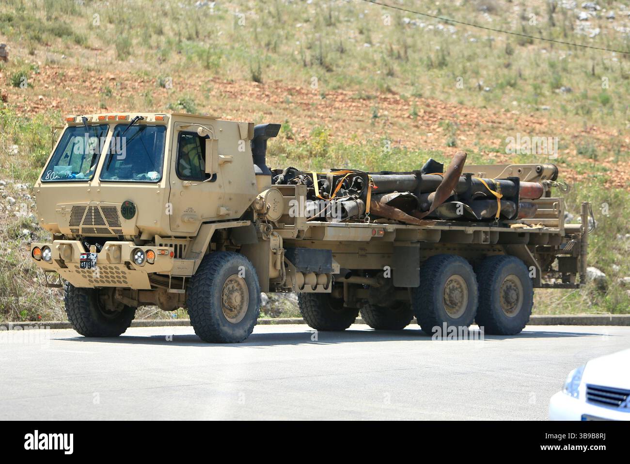 (250509) -- NABATIEH, 9. Mai 2025 (Xinhua) -- Ein libanesischer Armeewagen mit einer zerstörten Hisbollah-Raketenplattform wird am 8. Mai 2025 in Kfar Tebnit, Oberer Nabatieh, Libanon, abgebildet. Israelische Kampfflugzeuge führten am Donnerstag eine Reihe intensiver Luftangriffe am Rande der Stadt Nabatieh im Südlibanon durch, wie offizielle Quellen und Sicherheitsquellen mitteilten. Israelische Kampfflugzeuge führten zwei Wellen gewalttätiger Angriffe auf Täler, Hochland und bewaldete Gebiete zwischen dem Dorf Kfar Tebnit, Upper Nabatieh und der Stadt Kfar Remen durch, sagte die offizielle libanesische nationale Nachrichtenagentur (NN) Stockfoto