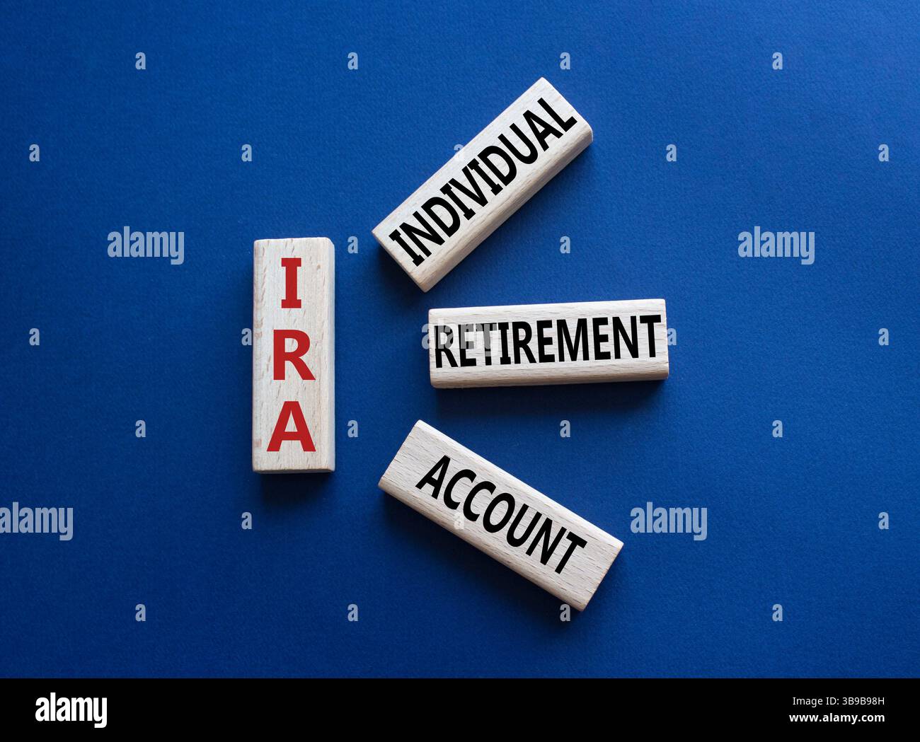 IRA - Symbol für individuelles Abgangskonto. Konzeptwort IRA auf Holzblöcken. Wunderschöner tiefblauer Hintergrund. Business und IRA-Konzept. Kopierbereich. Stockfoto