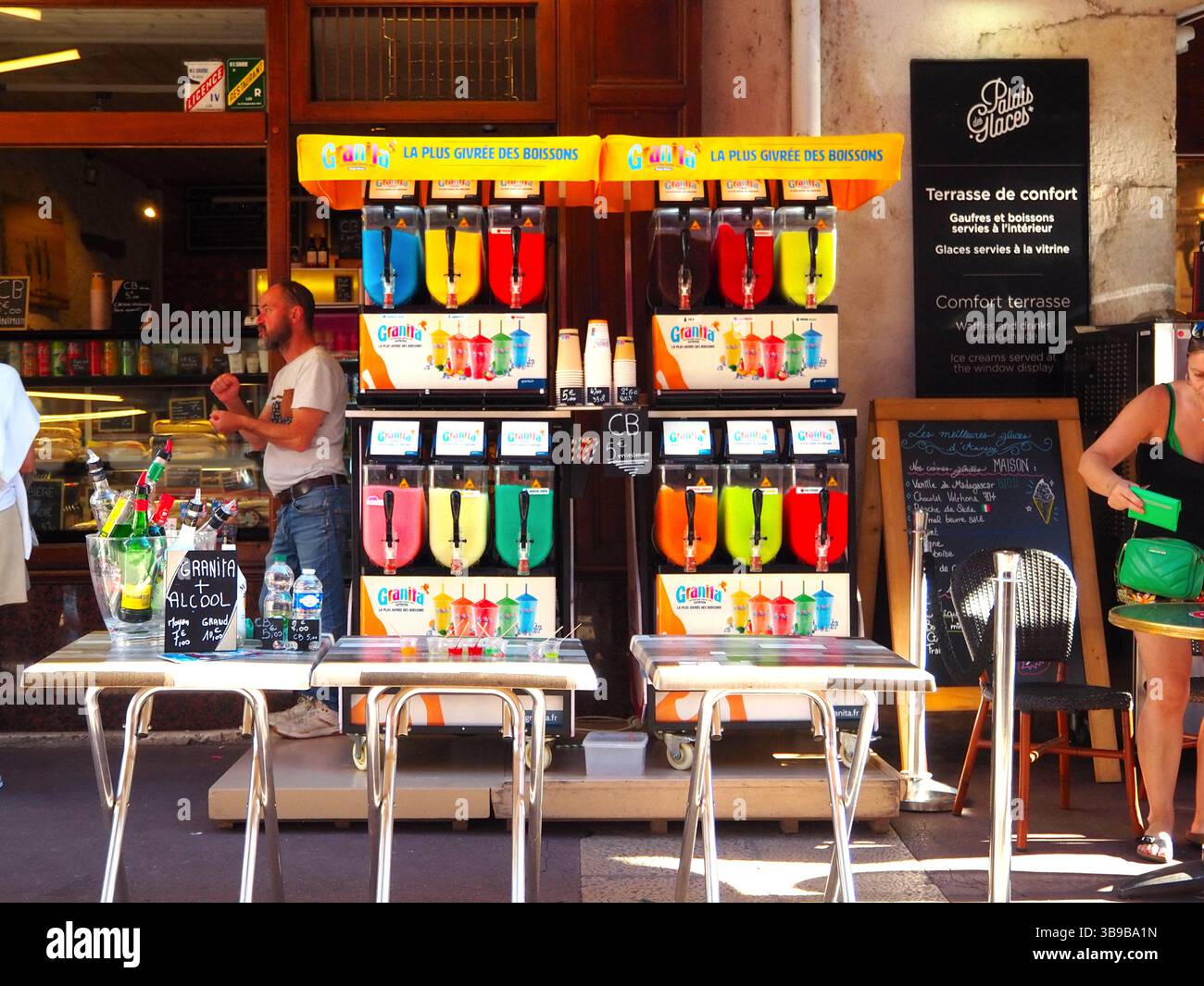 Farbenfrohe Granita-Maschinen und Ladenfront im Sommer Annecy, Frankreich Stockfoto