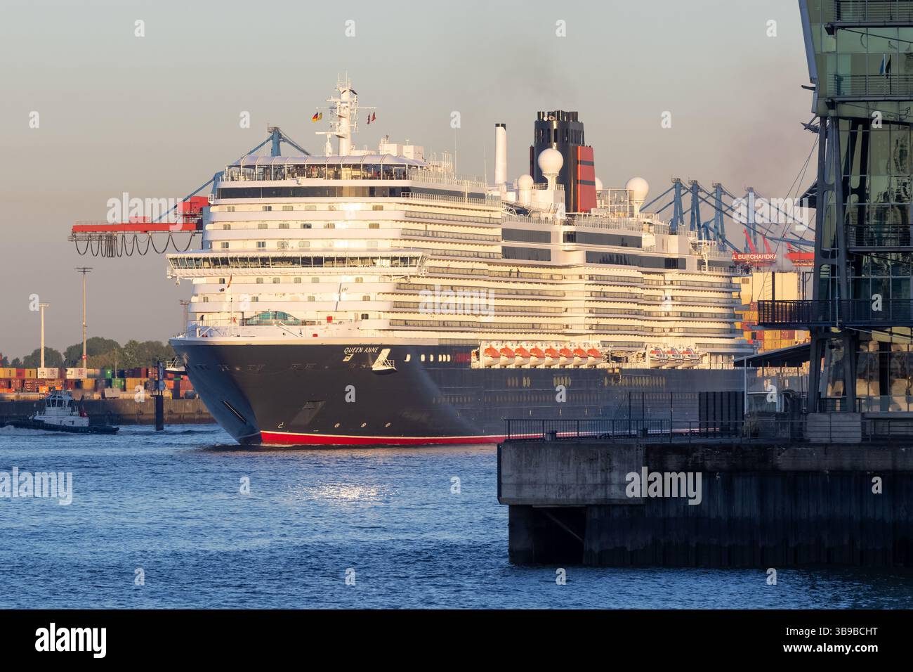 Hamburg, Deutschland. Mai 2025. Das Kreuzfahrtschiff „Queen Anne“ kommt heute Morgen im Hamburger Hafen an. Mehr als 250 Schiffe werden zum 836. Hamburger Hafengeburtstag erwartet, der heute beginnt. Quelle: Bodo Marks/dpa/Alamy Live News Stockfoto