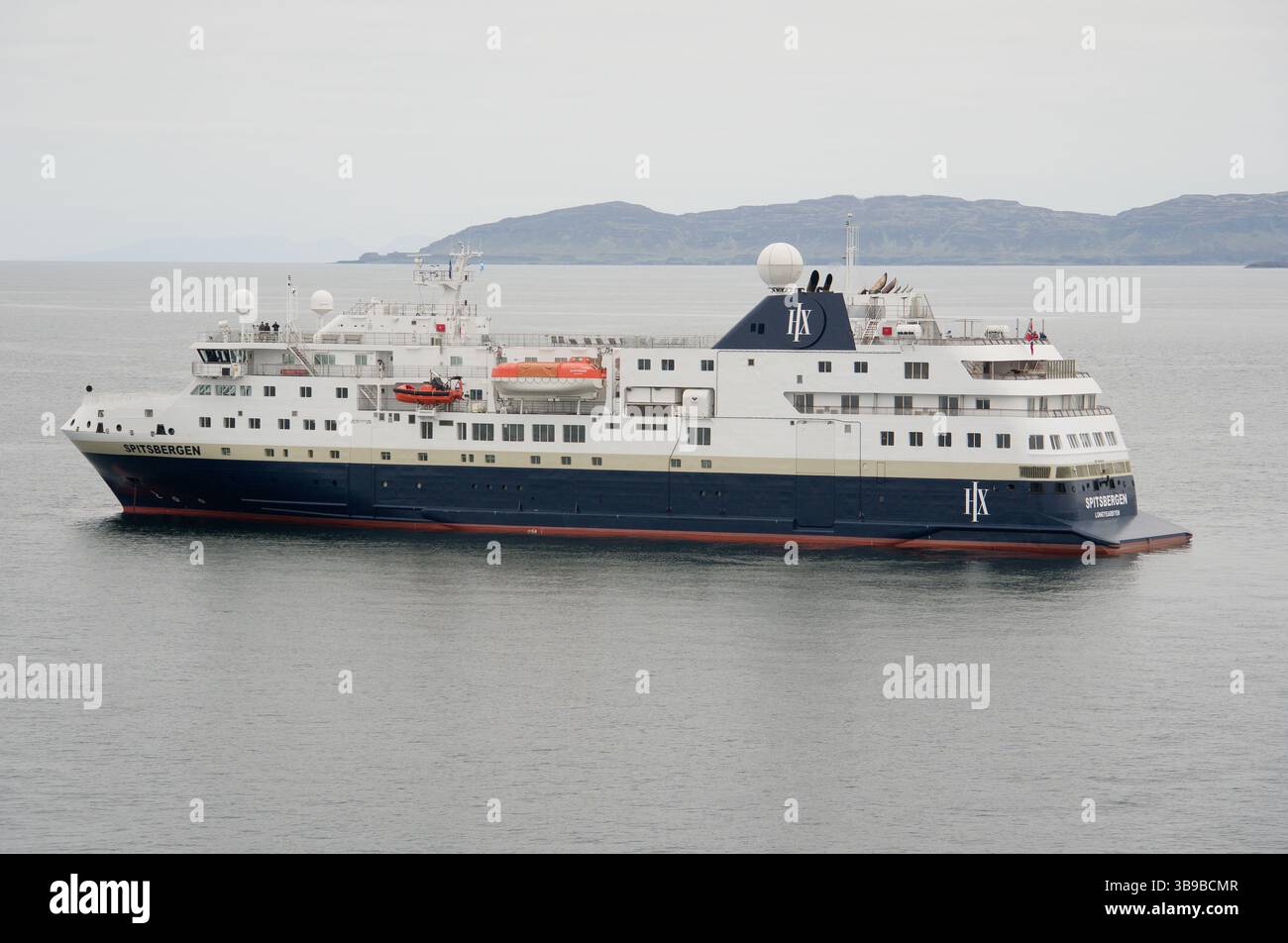 Kleines Kreuzfahrtschiff in der Nähe der schottischen Inseln Stockfoto
