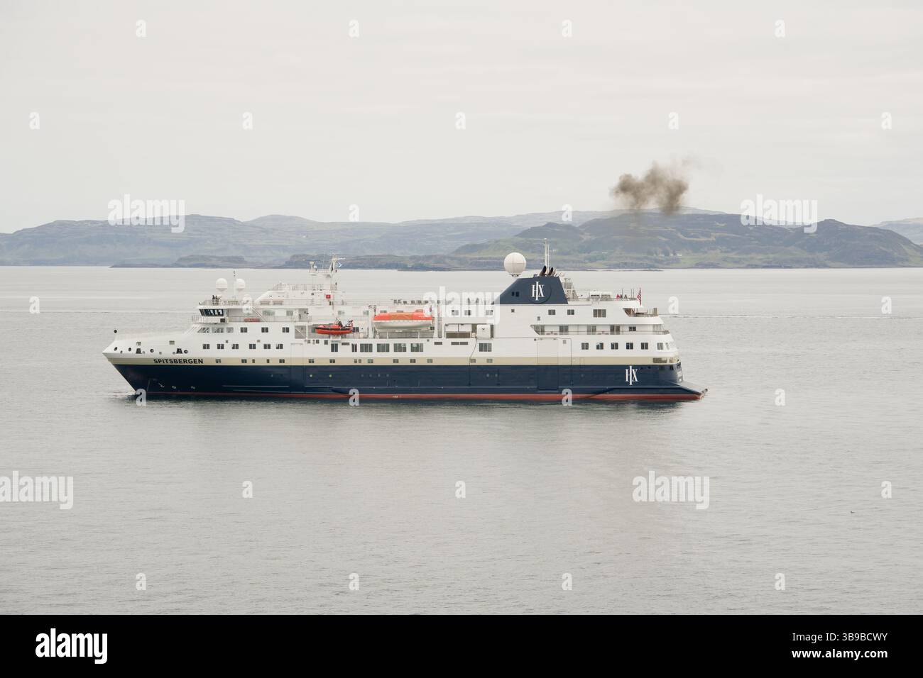 Kleines Kreuzfahrtschiff in der Nähe der schottischen Inseln Stockfoto
