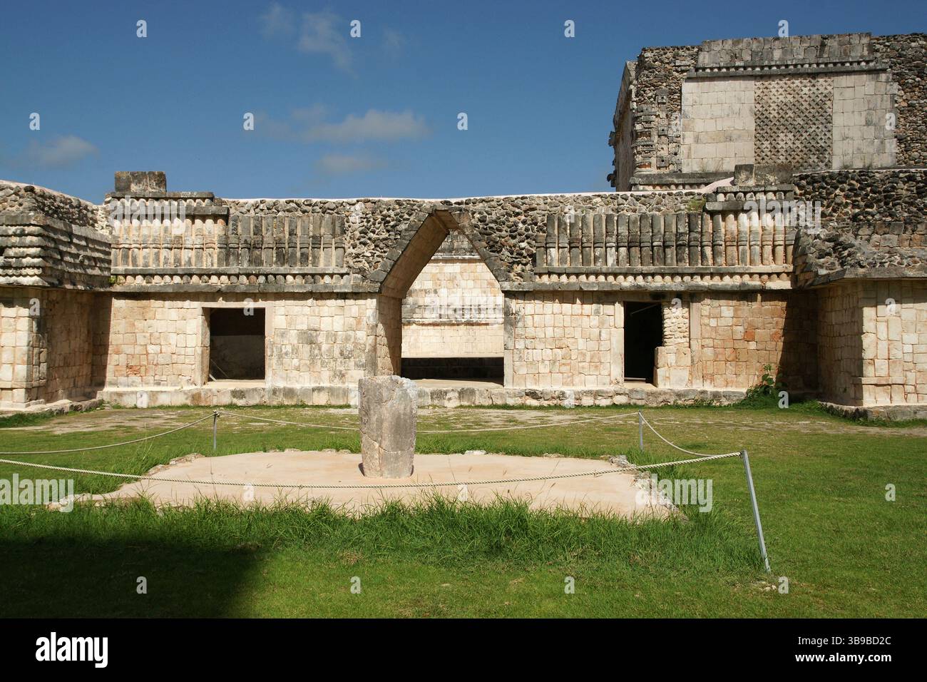 Mexiko. Yucatan. Uxmal City. Puuc-Stil. Das Quadrangle des Birds West-Gebäudes. Falscher Maya-Bogen und Fries, geschmückt mit Kolonnaden, die an der befestigt sind Stockfoto