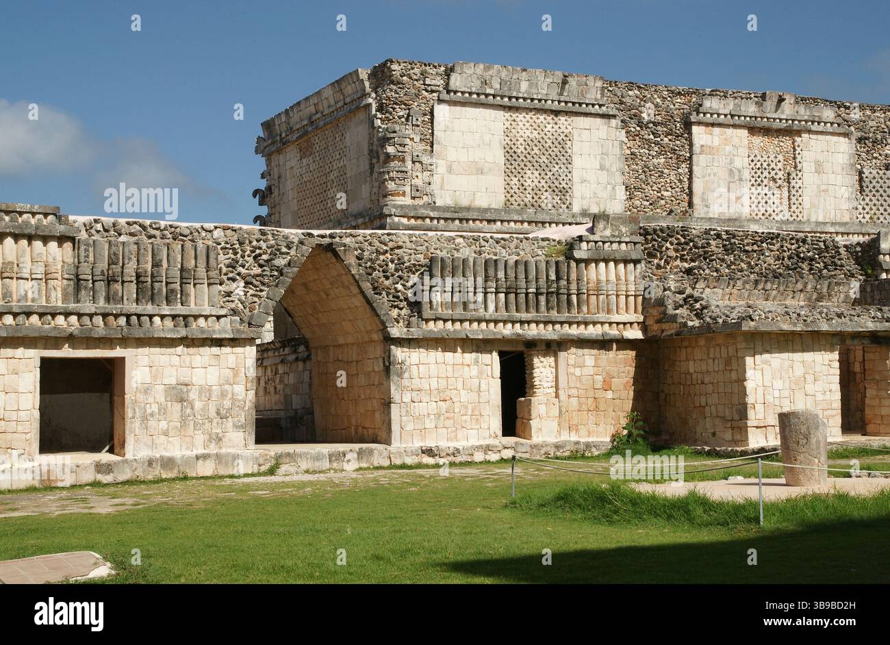 Mexiko. Yucatan. Uxmal City. Puuc-Stil. Das Viereck der Vögel. West-Gebäude. Falscher Maya-Bogen, Fries durch falsche Kolonnaden. 800-1200 N. CHR. Stockfoto