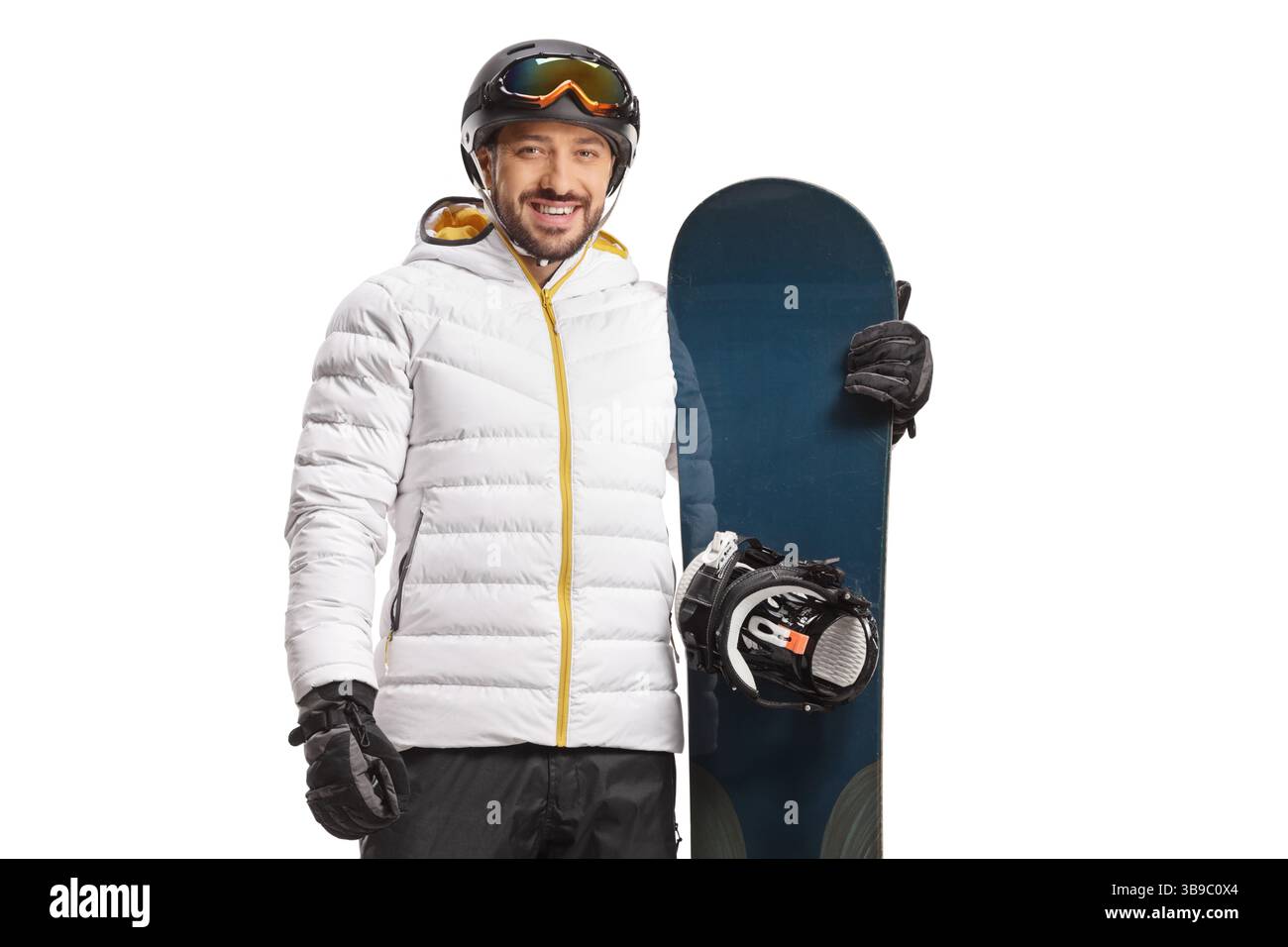 Mann mit Snowboard, der die Kamera isoliert auf weißem Hintergrund betrachtet Stockfoto