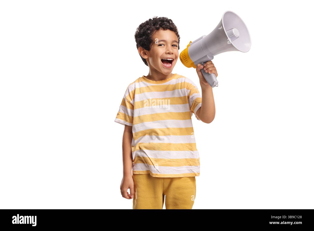 Fröhliches Kind, das ein Megaphon auf weißem Hintergrund hält Stockfoto