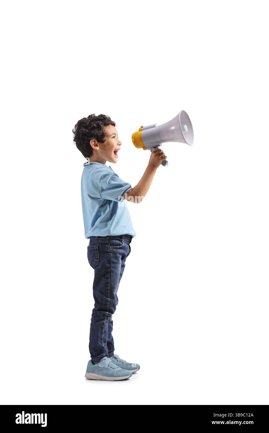 Profilaufnahme eines Kindes, das ein Megaphon auf weißem Hintergrund hält Stockfoto