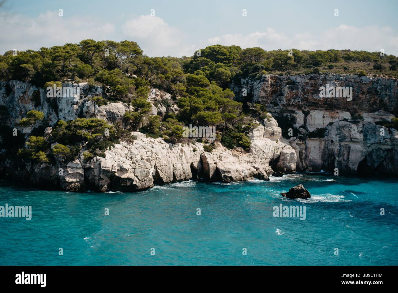 Klippen und türkisfarbenes Mittelmeer in Macarella, Menorca Stockfoto