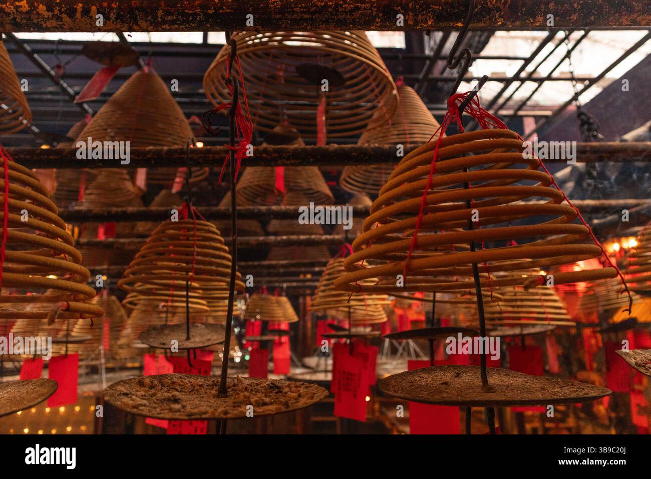 Weihrauchspulen hängen, man Mo Tempel, sheung wan Stockfoto