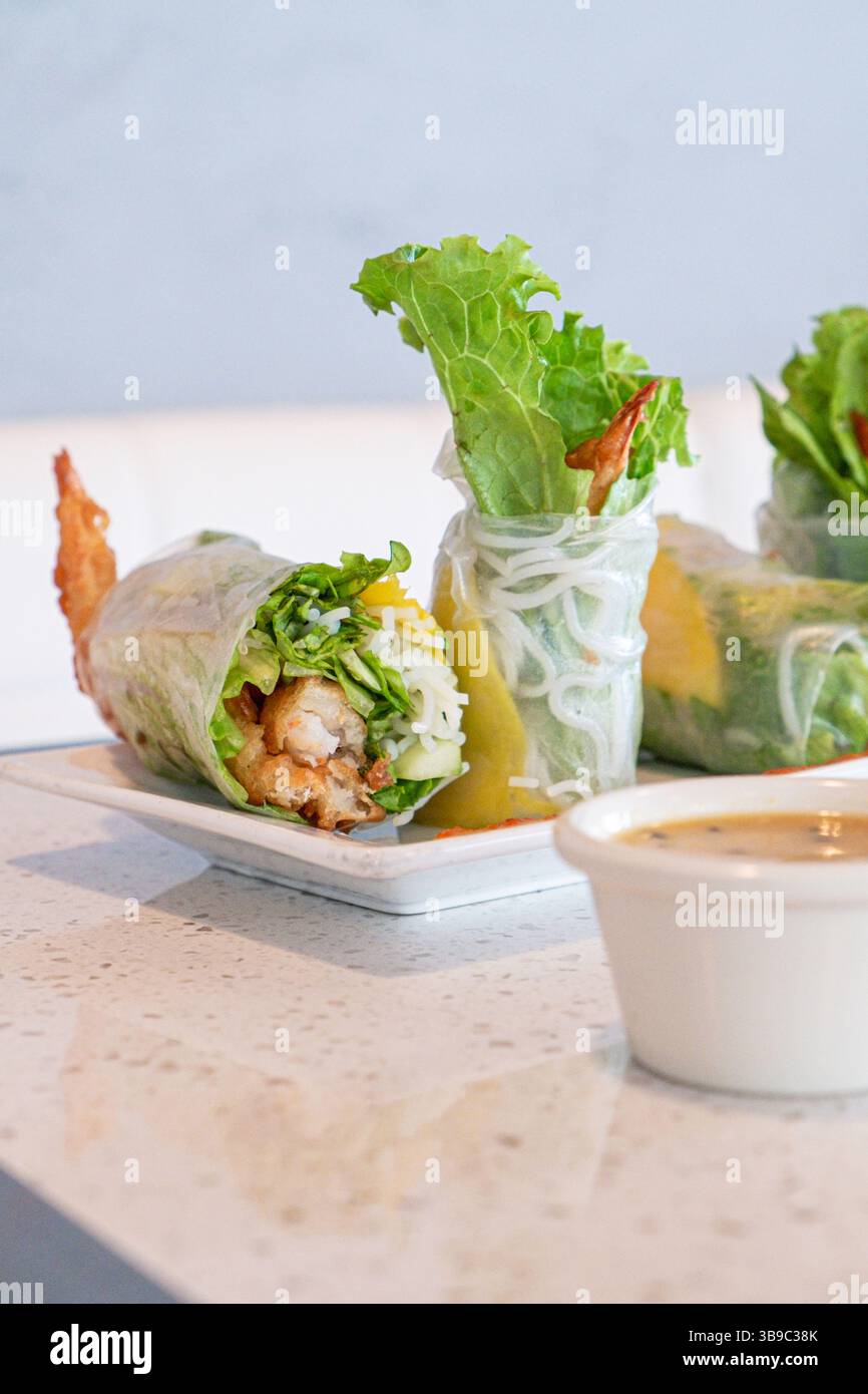 Helle Frühlingsrollen im asiatischen Stil mit Tempura-Garnelen Stockfoto