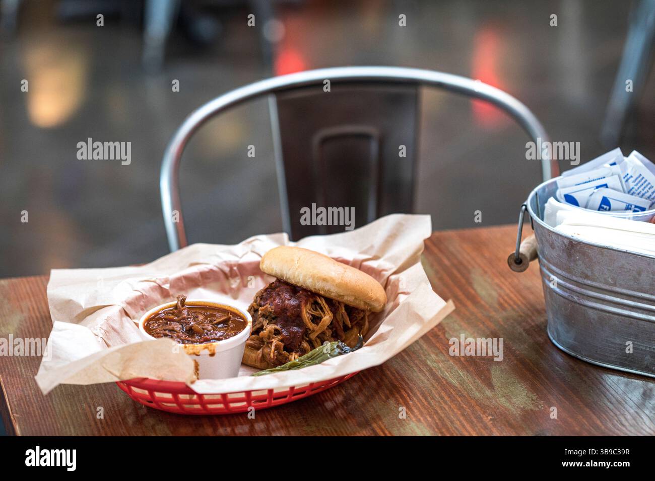 Pulled Pork Barbecue Sandwich in einem Korb Stockfoto