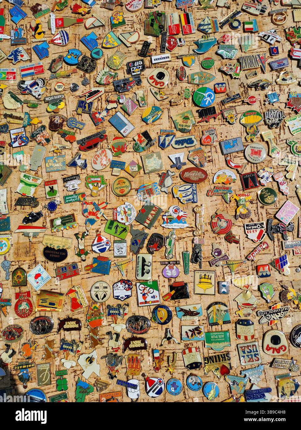 Eine lebendige Kollektion verschiedener Stifte bedeckt eine strukturierte Oberfläche mit verschiedenen Themen. Das Display erfasst die komplexen Details und Farben von EA Stockfoto