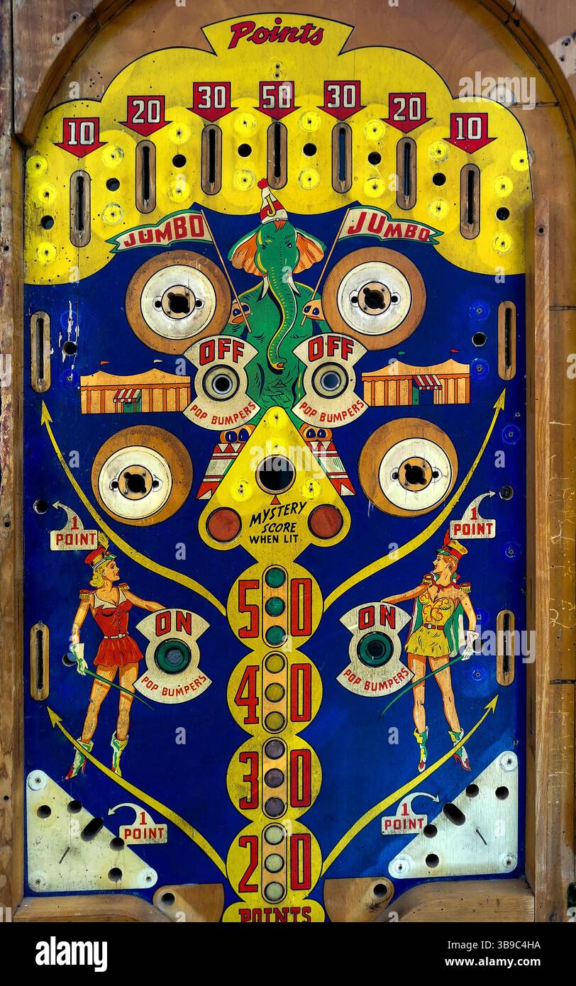 Das lebhafte Artwork zeigt eine Vintage-Flippermaschine mit Elefanten-Illustration und verschiedenen Gameplay-Funktionen. Leuchtende Farben und nostalgische Elemente Stockfoto