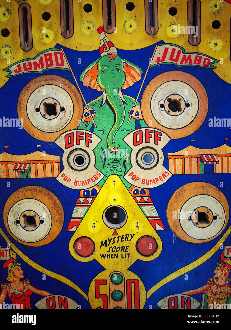 Das lebhafte Artwork zeigt eine Vintage-Flippermaschine mit Elefanten-Illustration und verschiedenen Gameplay-Funktionen. Leuchtende Farben und nostalgische Elemente Stockfoto