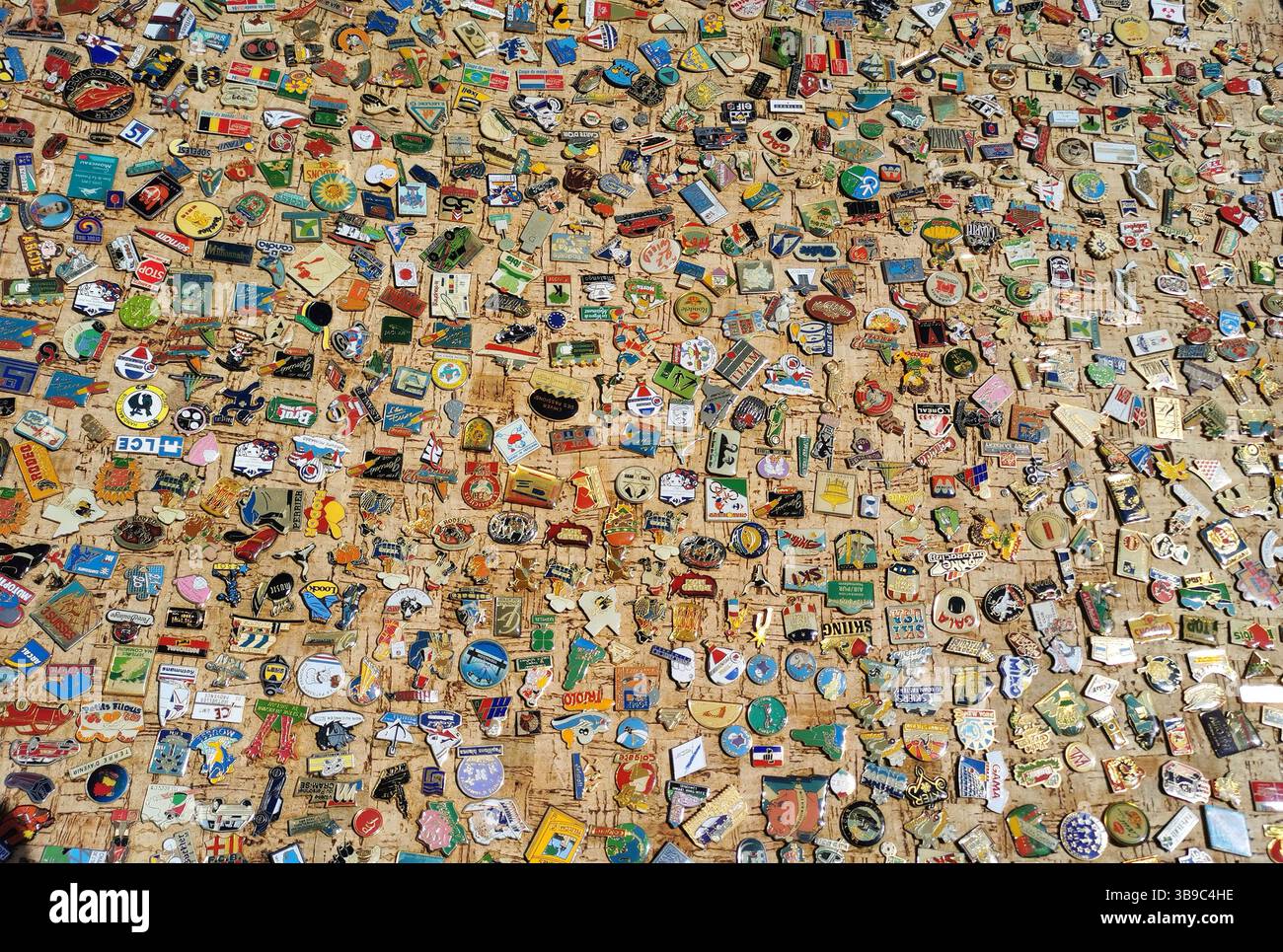 Eine lebendige Kollektion verschiedener Stifte bedeckt eine strukturierte Oberfläche mit verschiedenen Themen. Das Display erfasst die komplexen Details und Farben von EA Stockfoto