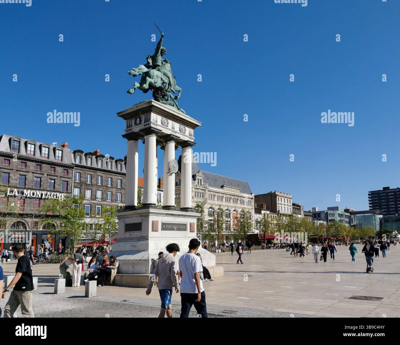 Statue von Vercingetorix von Bildhauer Bartholdi in Place de Jaude, Clermont-Ferrand, Puy-de-Dome, Auvergne, Frankreich. - Smartphone-aufgenommenes Stockfoto
